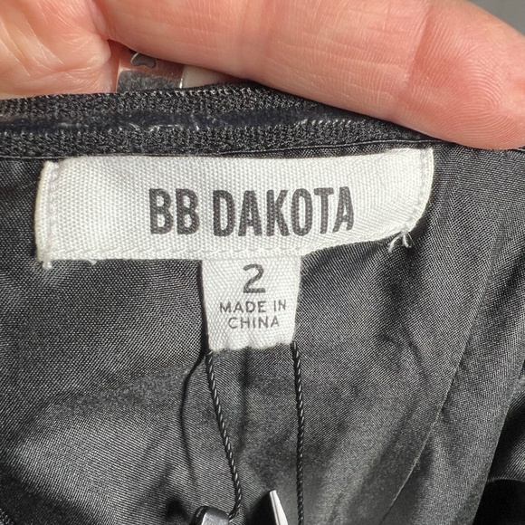 🖤NWT🤩 |•BB DAKOTA•| Darling Black Romper V-neck Halter Size 2 - Picture 3 of 6